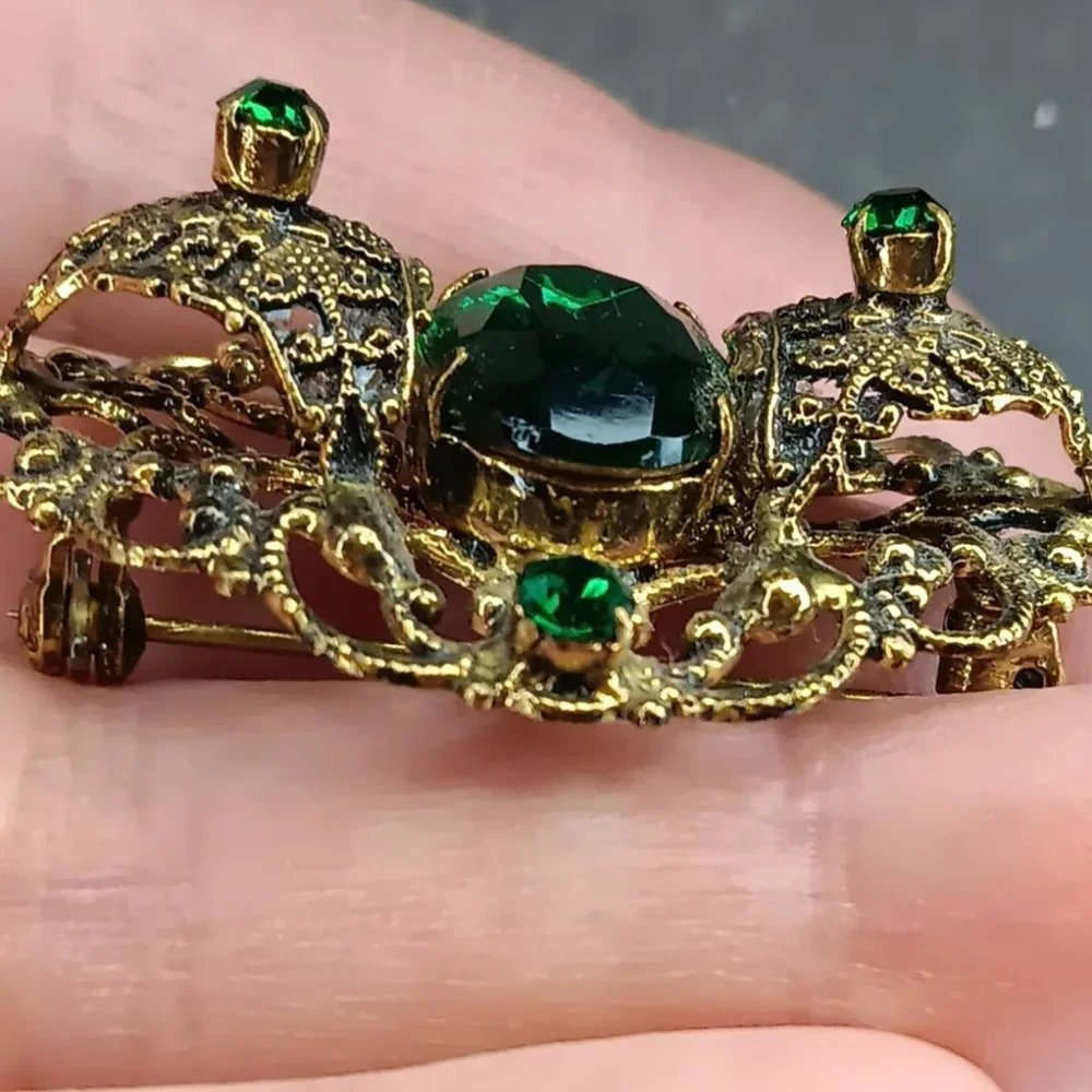 Gold Filigree Brooch Pin Green Stones Victorian Prong Settings Oval Goldtone